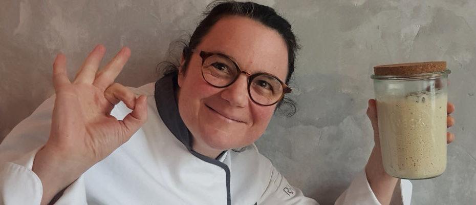 Cécile avec son levain maison