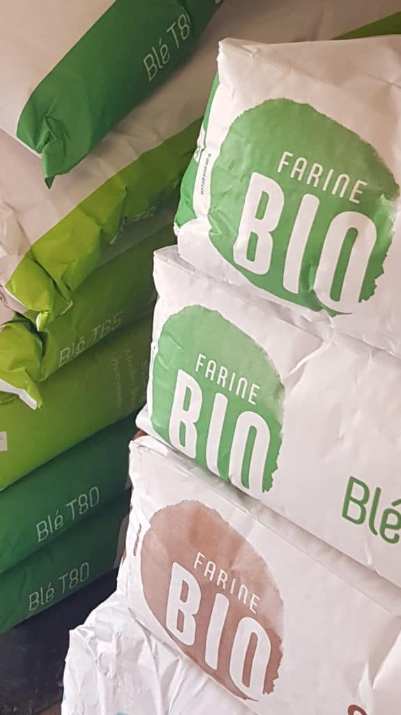 Sacs de farine bio empilés