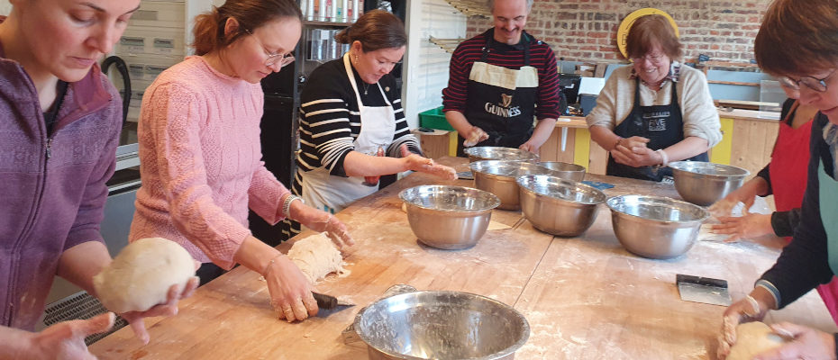 ambiance lors d'un atelier pain au levain
