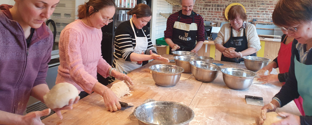 ambiance lors d'un atelier pain au levain