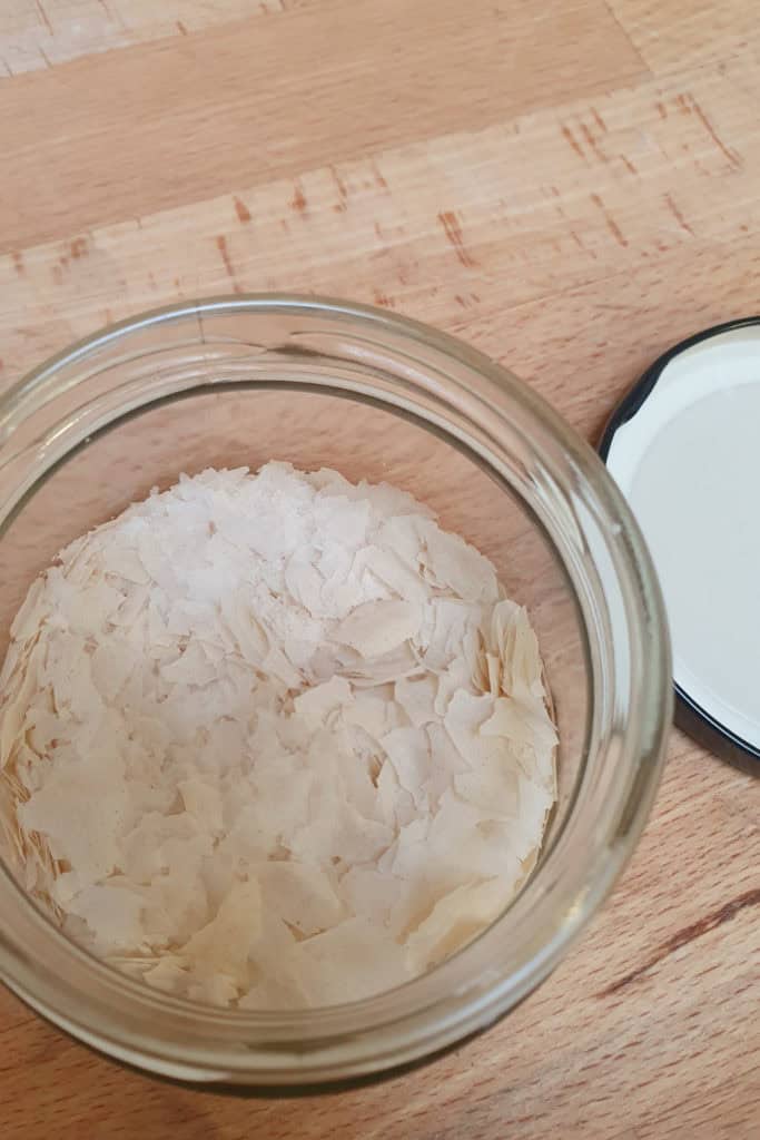 Bocal plein de paillettes de levain déshydraté