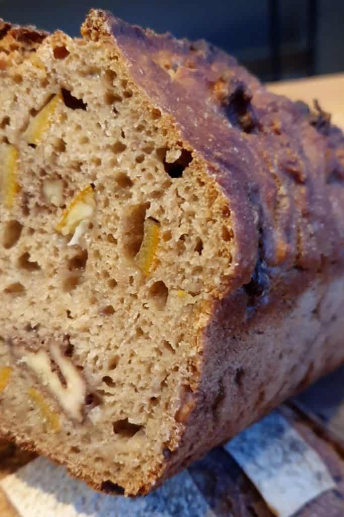 Pain de seigle aux oranges confites et aux noix