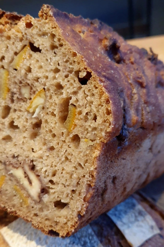 Pain de seigle aux oranges confites et aux noix