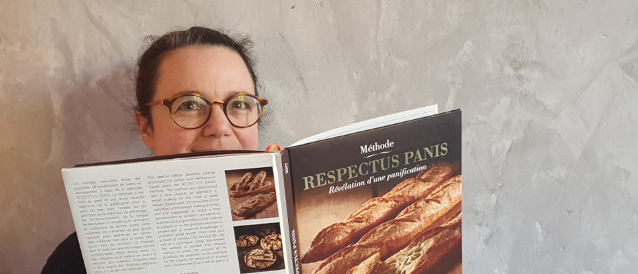 Cécile lit le livre sur la méthode Respectus Panis